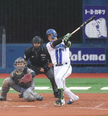 ３回、中前適時打を放つ蝦名（撮影・金田祐二）