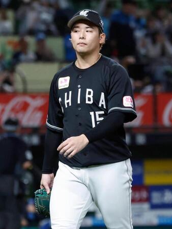 ９回に登板し、中村剛にサヨナラ打を打たれた横山。３敗目を喫した