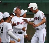 １回、得点が入り、盛り上がる広陵ナイン（撮影・北村雅宏）