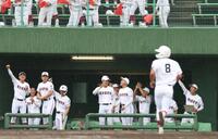２回、広陵・香山が適時打を放ち、盛り上がる広陵ナイン（撮影・北村雅宏）