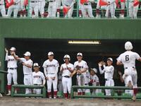 ７回、広陵・迫田が適時打を放ち、喜ぶ広陵ナイン（撮影・北村雅宏）