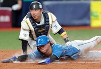 ８回、田宮の適時打で先制の生還を果たす矢沢（撮影・立川洋一郎）