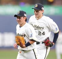 ６回、郡司を４-６-３の併殺打に打ち取りベンチへ戻る西野（左）と紅林（撮影・立川洋一郎）