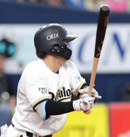 ５回、ピッチャー強襲の内野安打を放つ西野（撮影・立川洋一郎）