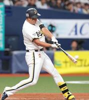５回、左翼線へ二塁打を放つ杉本（撮影・立川洋一郎）