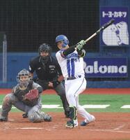 ３回、中前適時打を放つ蝦名（撮影・金田祐二）