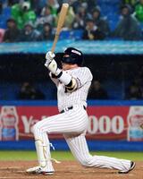 ９回ヤクルト１死二塁、代打山田が左越えにサヨナラ２ランを放つ＝神宮