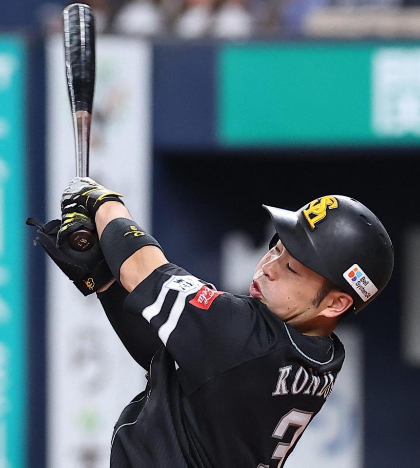 ３回、適時打を放つ近藤（撮影・西田忠信）