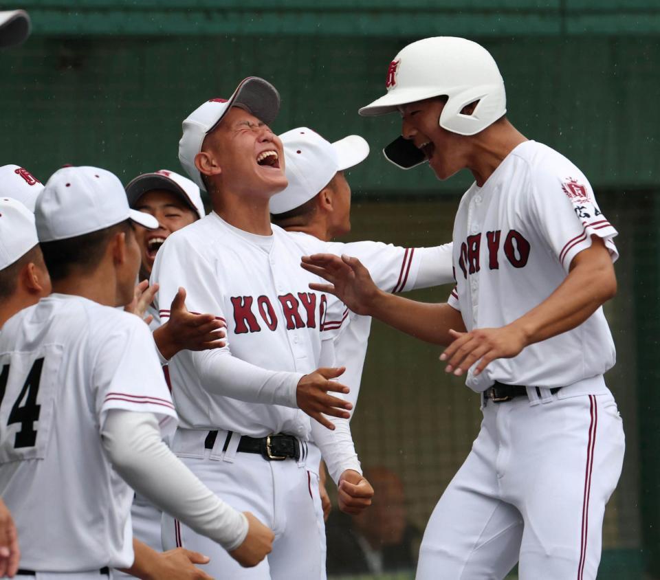 １回、得点が入り、盛り上がる広陵ナイン（撮影・北村雅宏）