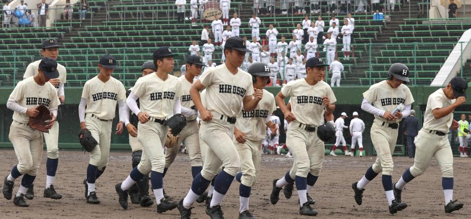 広陵に敗れ、足早に引き揚げる広島商ナイン（撮影・北村雅宏）