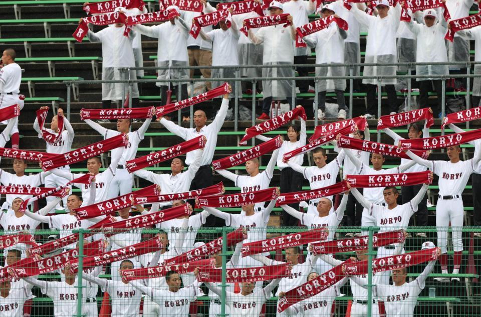 ３回攻撃前、マフラータオルを広げるスタンドの広陵応援団（撮影・北村雅宏）