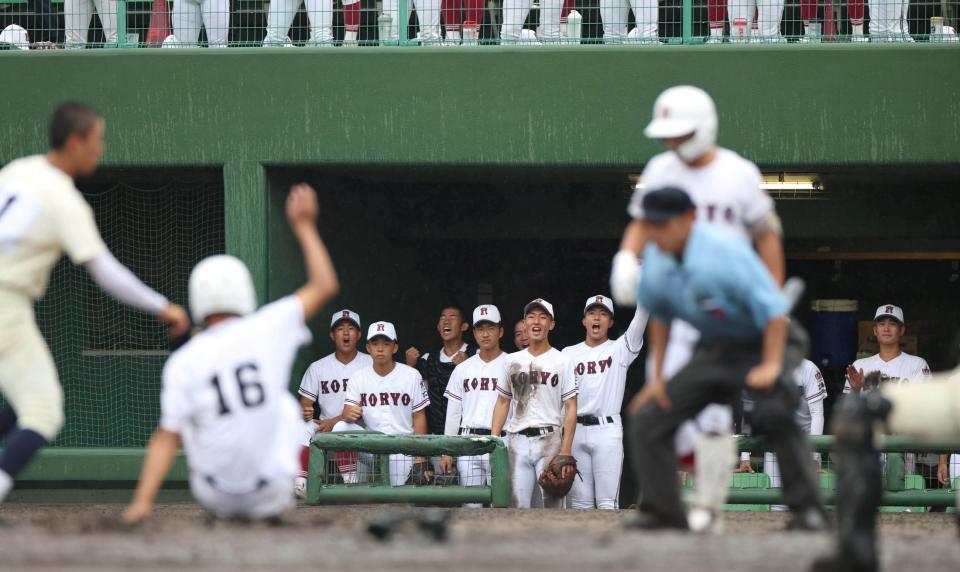 ７回、広陵・勝本が適時打を放ち、喜ぶ広陵ナイン（撮影・北村雅宏）