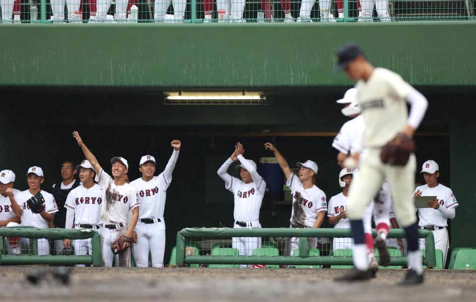７回、広陵・勝本が適時打を放ち、喜ぶ広陵ナイン（撮影・北村雅宏）