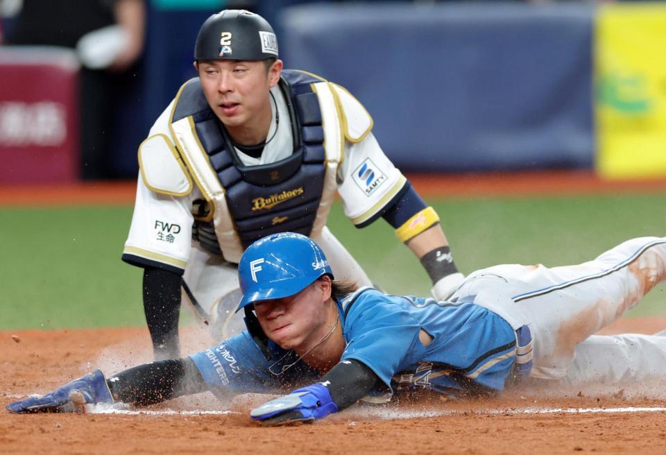 ８回、田宮の適時打で先制の生還を果たす矢沢（撮影・立川洋一郎）