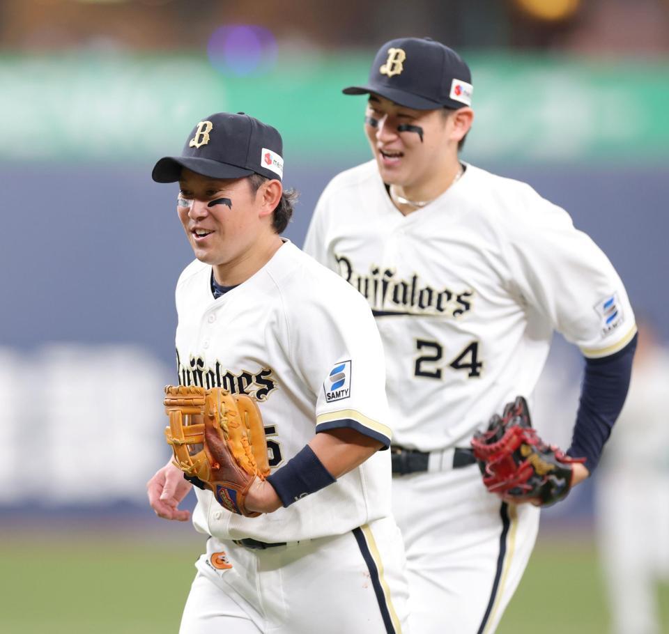 ６回、郡司を４-６-３の併殺打に打ち取りベンチへ戻る西野（左）と紅林（撮影・立川洋一郎）