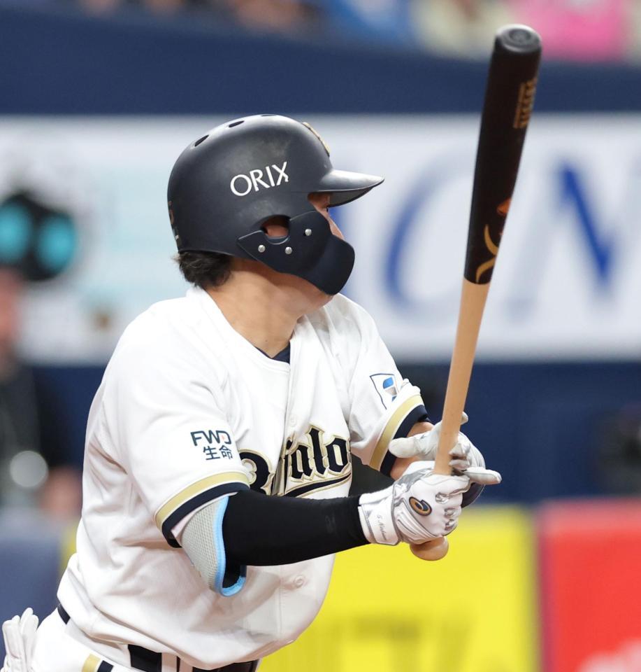 ５回、ピッチャー強襲の内野安打を放つ西野（撮影・立川洋一郎）