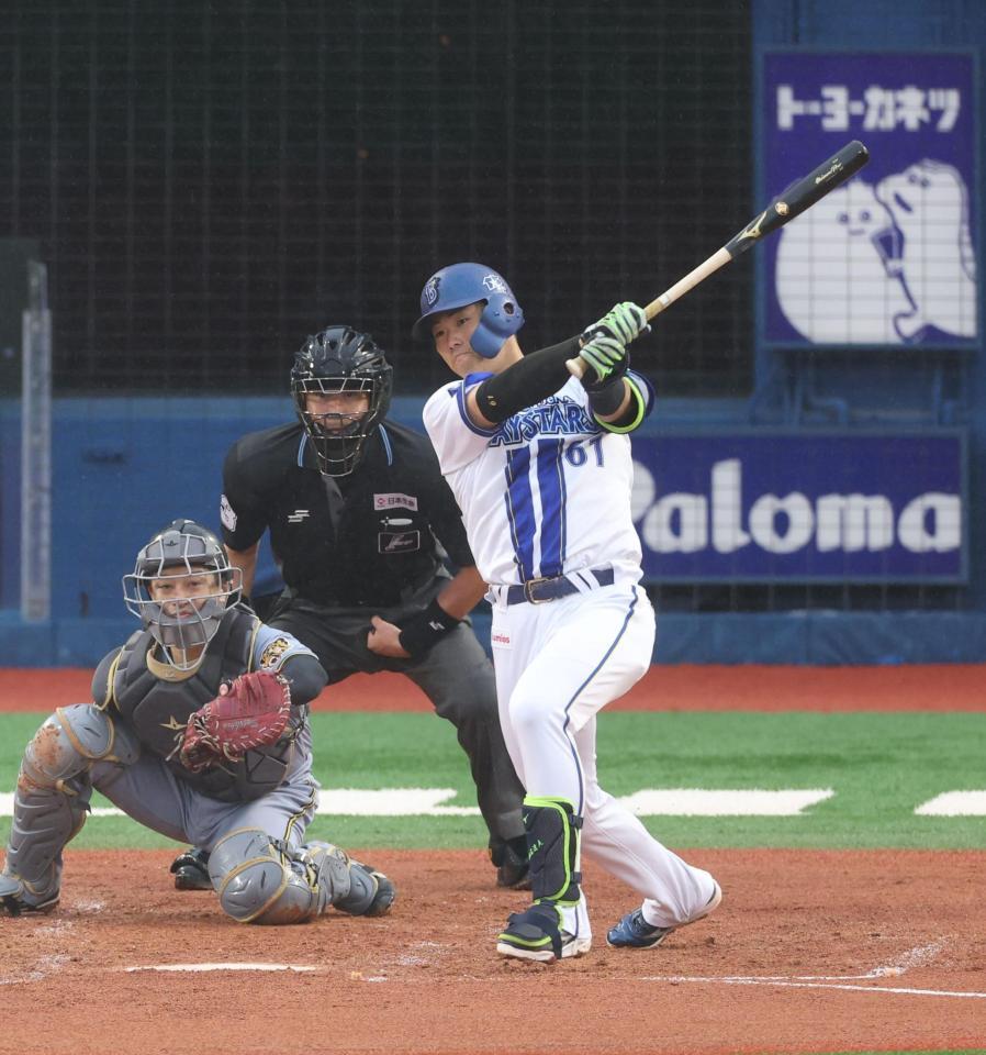 ３回、中前適時打を放つ蝦名（撮影・金田祐二）