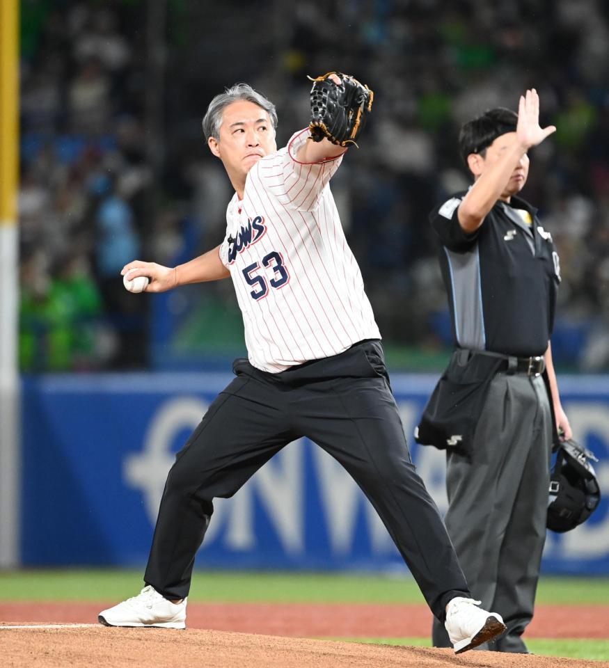 始球式を務める五十嵐亮太さん