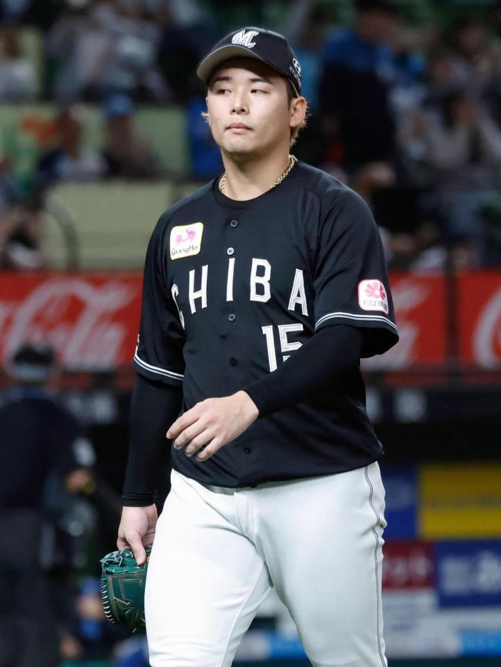 ９回に登板し、中村剛にサヨナラ打を打たれた横山。３敗目を喫した