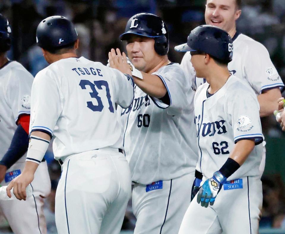 ９回、代打でサヨナラ打を放ちナインとタッチを交わす中村剛