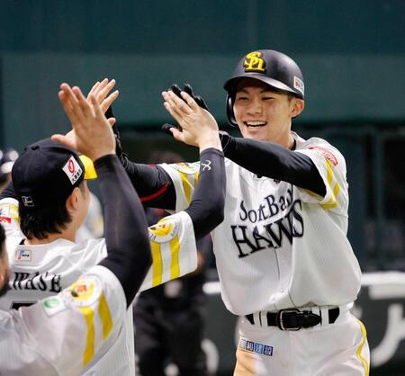 　７回、プロ初本塁打を放ちナインに迎えられる庄子