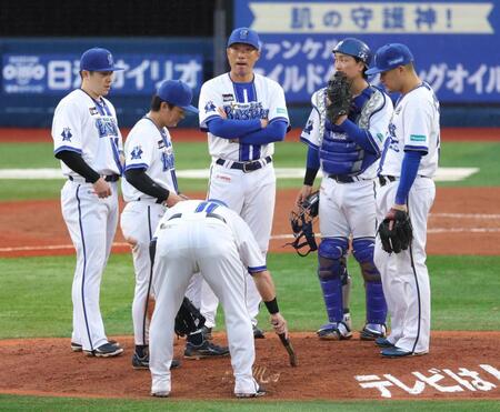 ６回、阪神に勝ち越しを許しナインと厳しい表情の相川監督（中央）＝撮影・金田祐二