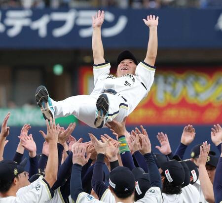 　引退セレモニーで宙を舞う西野（撮影・立川洋一郎）