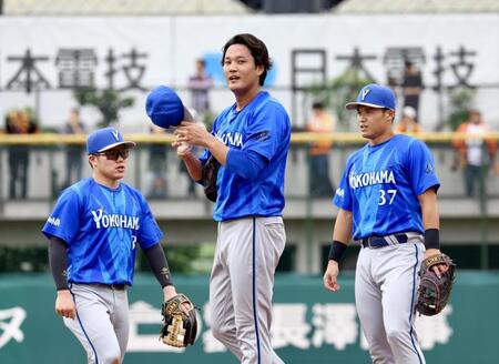 １回、いきなり４点を失い、マウンドに集まる藤浪（中央）らＤｅＮＡナイン（撮影・中島達哉）