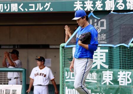 １回、いきなり４失点し、舌を出す藤浪（撮影・中島達哉）