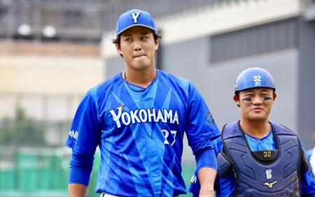 １回、４失点でベンチに戻る藤浪（左）＝撮影・中島達哉