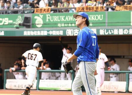 ２回、追加点を許し、首を傾げる藤浪（撮影・中島達哉）