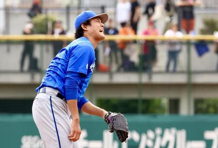 ２回、打者・ティマに大飛球を打たれた瞬間、顔をしかめる藤浪。結果は中飛（撮影・中島達哉）