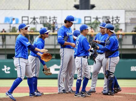 １回、いきなり４点を失い、マウンドに集まる藤浪（中央）らＤｅＮＡナイン（撮影・中島達哉）