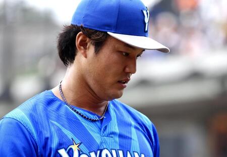 １回、４点を先制され、うつむきながらベンチに戻る藤浪（撮影・中島達哉）