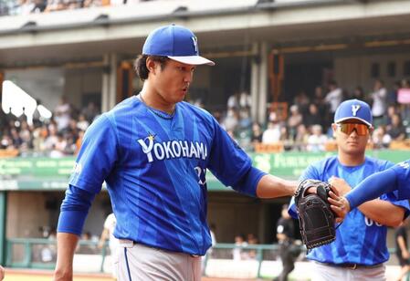 ３回、無失点に抑え、ベンチに戻る藤浪（撮影・中島達哉）