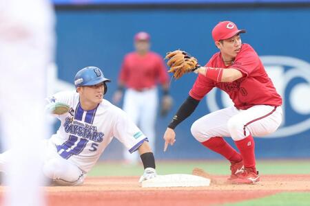 ５回、打者・林の時に松尾が二塁を狙うもアウト（野手・勝田）＝撮影・佐々木彰尚
