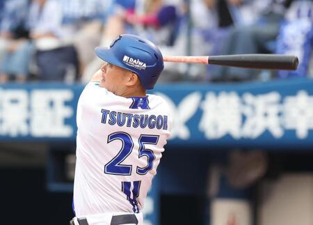６回、筒香は右中間にソロを放つ（撮影・佐々木彰尚）
