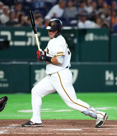 ２回、死球を受けるリチャード（撮影・石井剣太郎）
