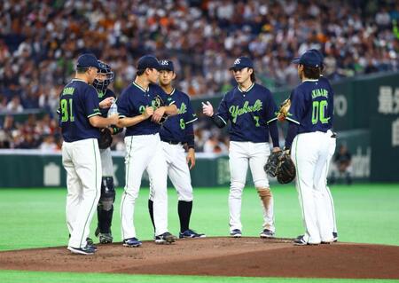 １回、高橋（左から３人目）のもとに集まるヤクルトナイン（撮影・石井剣太郎）