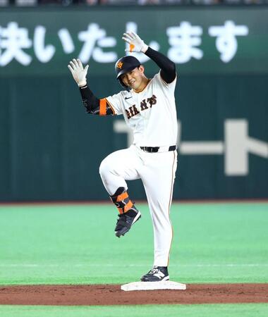 ３回、２点適時二塁打を放つ小笠原（撮影・石井剣太郎）