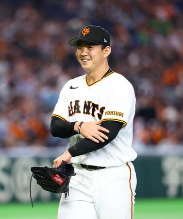 ４回を投げ終え笑顔でベンチに戻る小笠原（撮影・石井剣太郎）