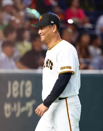 選手の交代を告げる巨人・橋上秀樹監督代行＝東京ドーム（撮影・石井剣太郎）