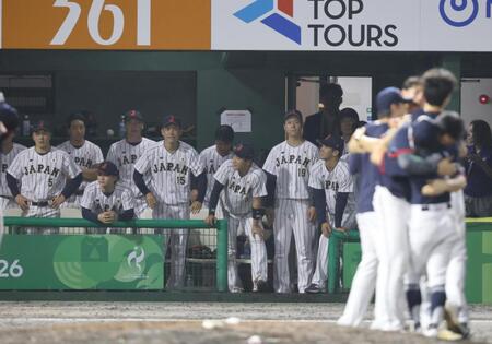 韓国に敗れ、肩を落とす日本ナイン