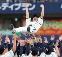 　引退セレモニーで宙を舞う西野（撮影・立川洋一郎）