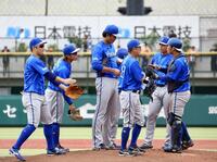 １回、いきなり４点を失い、マウンドに集まる藤浪（中央）らＤｅＮＡナイン（撮影・中島達哉）