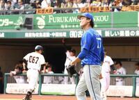 ２回、追加点を許し、首を傾げる藤浪（撮影・中島達哉）