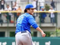 ３回、打者・山瀬に四球を与え、顔をしかめる藤浪晋（撮影・中島達哉）