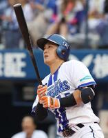 ７回、松尾は左越えに適時打を放つ（撮影・佐々木彰尚）
