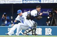 １回、菊池の邪飛を落球する筒香（左）と松尾（撮影・佐々木彰尚）