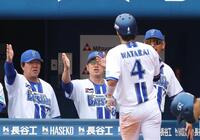 １回、宮崎に適時打で二塁走者・度会が生還。出迎える相川監督（撮影・佐々木彰尚）